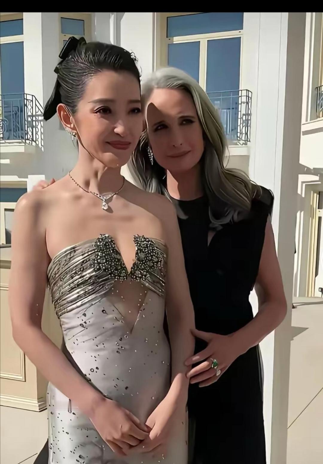 脖子里为啥两个坑，是不是年纪大了就会这样！说实话年纪大了再穿这些衣服真的不好看