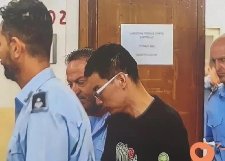 徐泽伟到了美国，门在身后锁死了。这不是什么突发意外，是他自己选的。他走之前算过