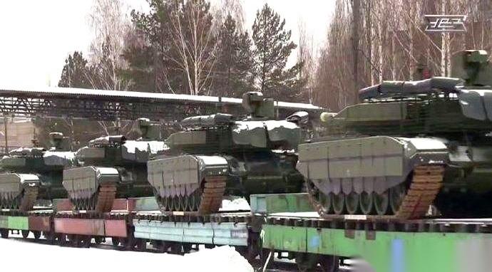 新年前夜，乌拉尔机车厂的工人们，往每一辆刚刚下线的T-90M坦克里，都塞进了一份