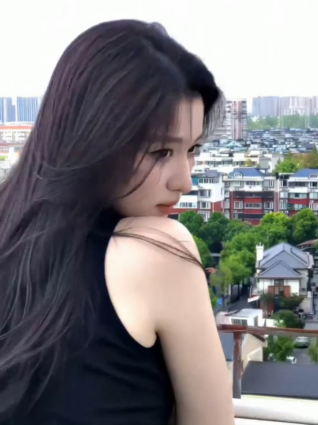 王楚然天台照好有韵味，连发丝都是美的，自由且美丽🤩​​​