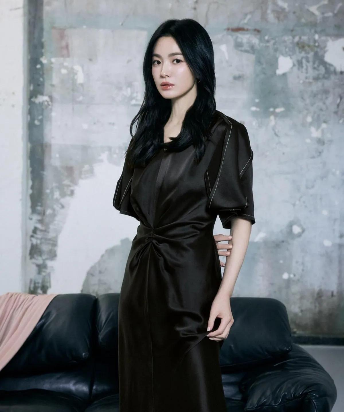 终于懂为什么缎面裙是永不过时的经典了！宋慧乔这身黑缎面长裙，把高级感拿捏得死死