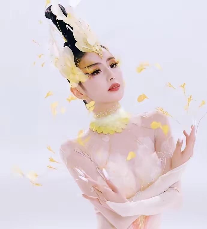 当下风头最盛的女明星，非佟丽娅莫属。河南卫视春晚的舞台上，她与杨丽萍联袂呈