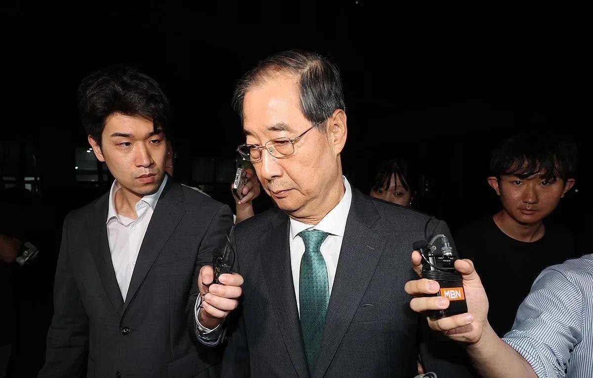 韩国内乱特检组拿下“戒严双轴”（国防部长和行政安全部长）后，2日特检组对韩德洙涉