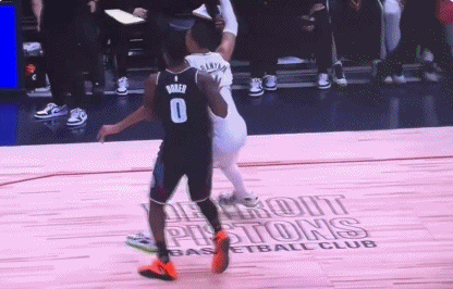 防守动作真的大啊真担心文班亚马会被他们搞废！活塞球员可能是被文班亚马的各种逆