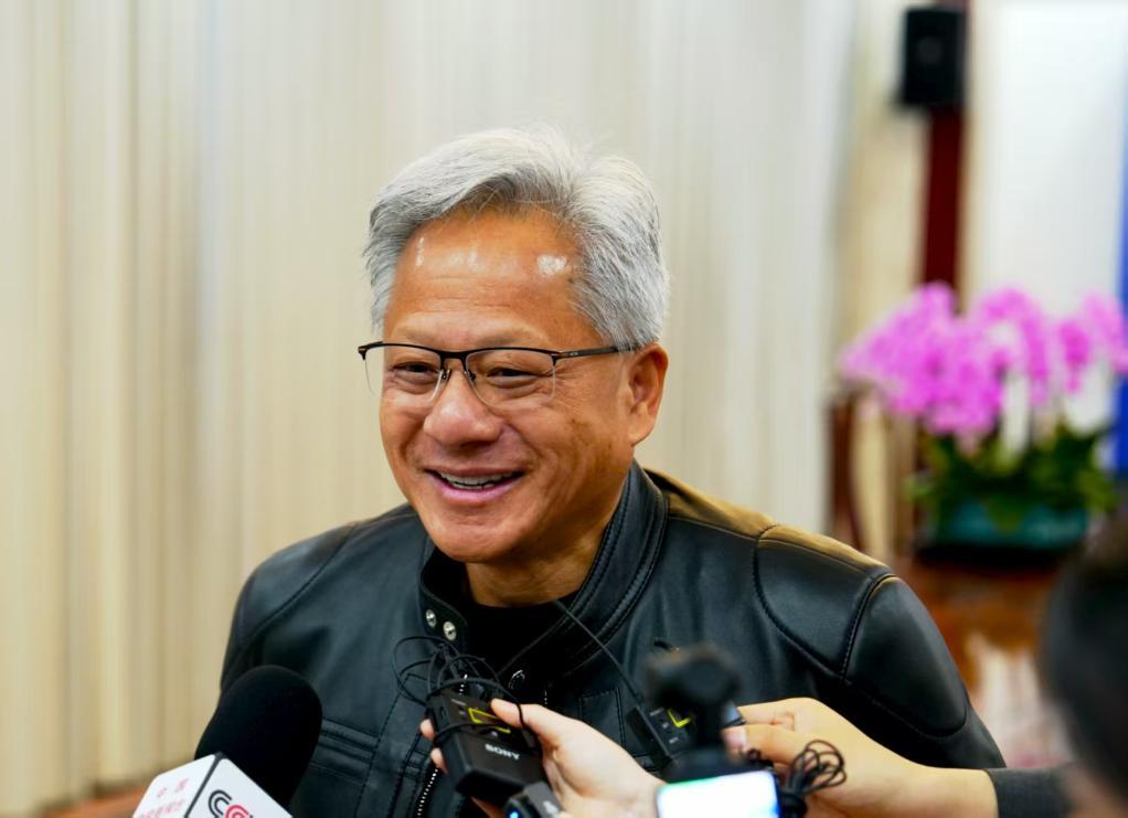 黄仁勋嘲讽美国政客没脑子，你把芯片白给解放军用，人家也不会用。最近，英伟达官