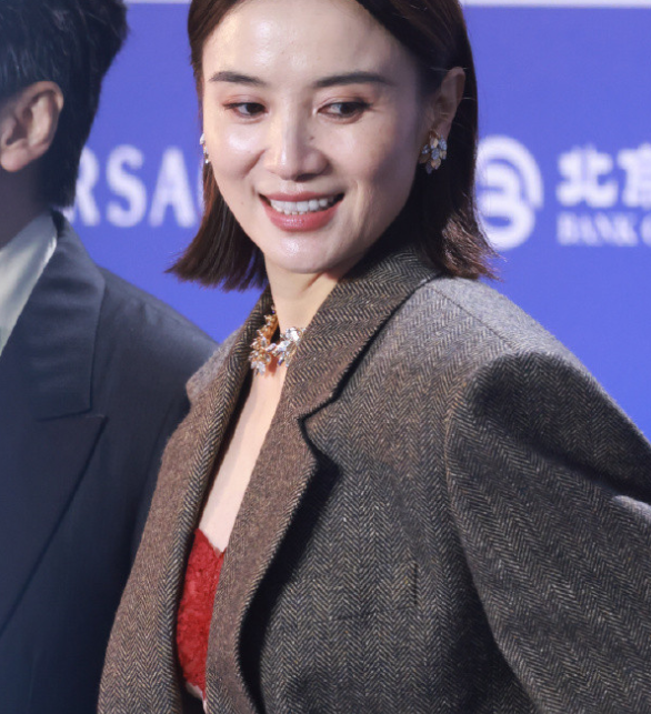 宋佳短发亮相北京电影节风雨交加，红毯上女明星们一个个冻得嘴唇发紫，却依然咬着牙