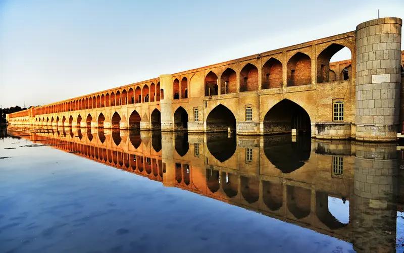 一升油5毛，美女遍地！伊朗的3个反转，颠覆你对中东的所有想象提到伊朗，你是