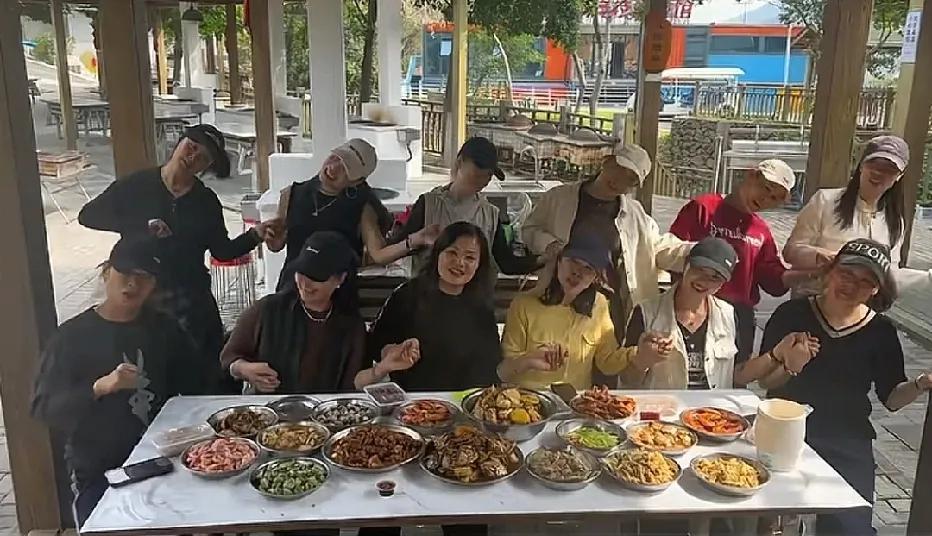 数一数，这一桌，总共掉了几个菜？[捂脸哭]玩的开心，这回，还开心吗？用力过猛了……