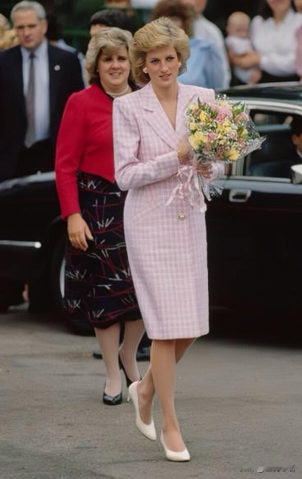 戴安娜的复古穿搭，34年仍封神！1991年的戴安娜王妃，美得太超前了～3月