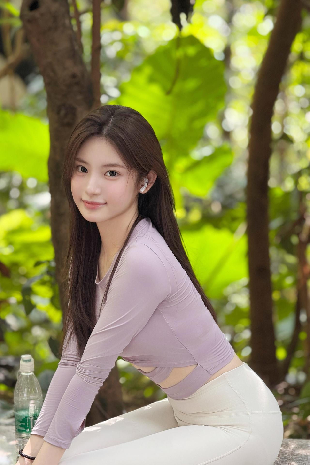 《林间的风与她》原创诗词原创看图片配诗她把浅紫的温柔揉进夏的葱茏耳