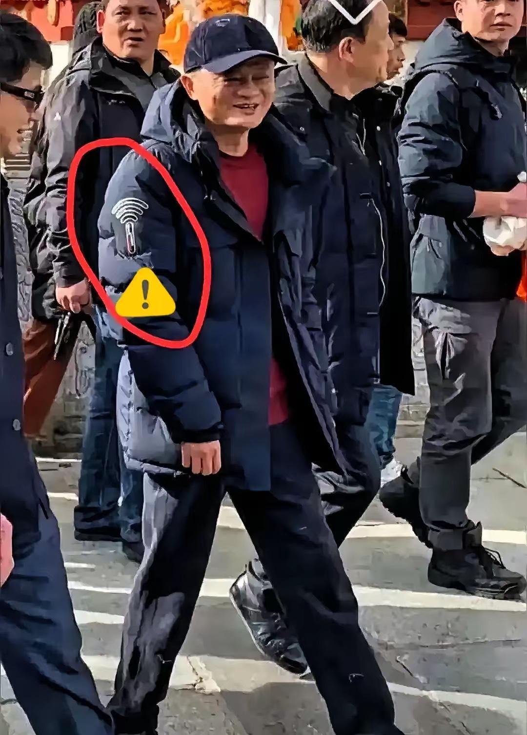 哈哈,这是炫富吗?实在看不懂了,马云近几日被拍到穿了一件户外的羽绒服,网友们注意