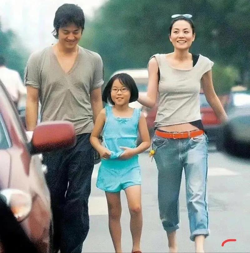 当年，李亚鹏和王菲去做产检，出来后王菲一脸铁青，李亚鹏也不说话。在车上，王菲