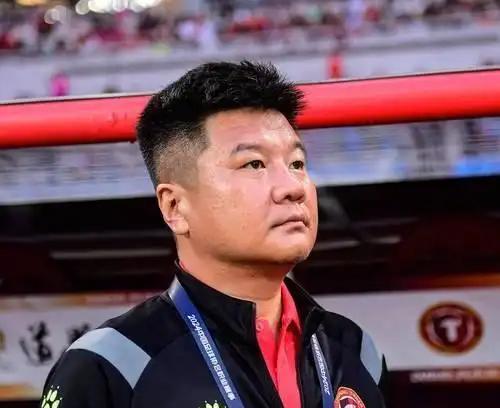 李金羽的这句话也许可以给曹赟定好好上一课了！曹赟定还是太年轻了！看来斯卢茨基选择
