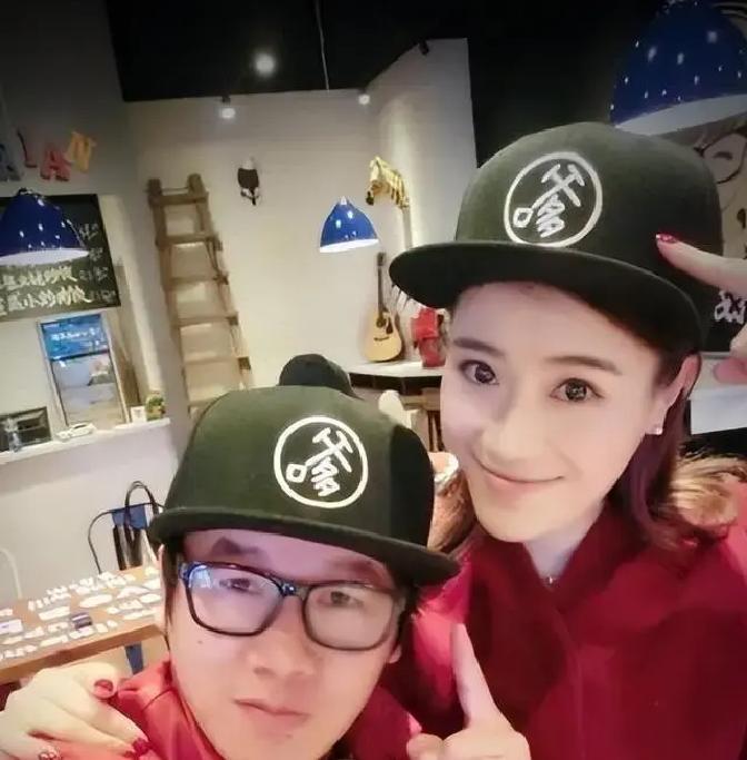 2026年，上海曾经的荧屏女神王冰皓和奥运旗手王立彬这对昔日明星夫妻，突然因为在