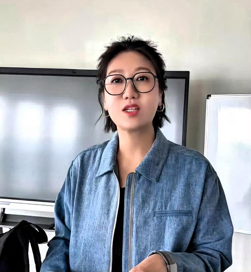 易立竞问完那句话，向佐沉默了。然后弹幕疯了。四个小时的采访，我拖着进度条看完