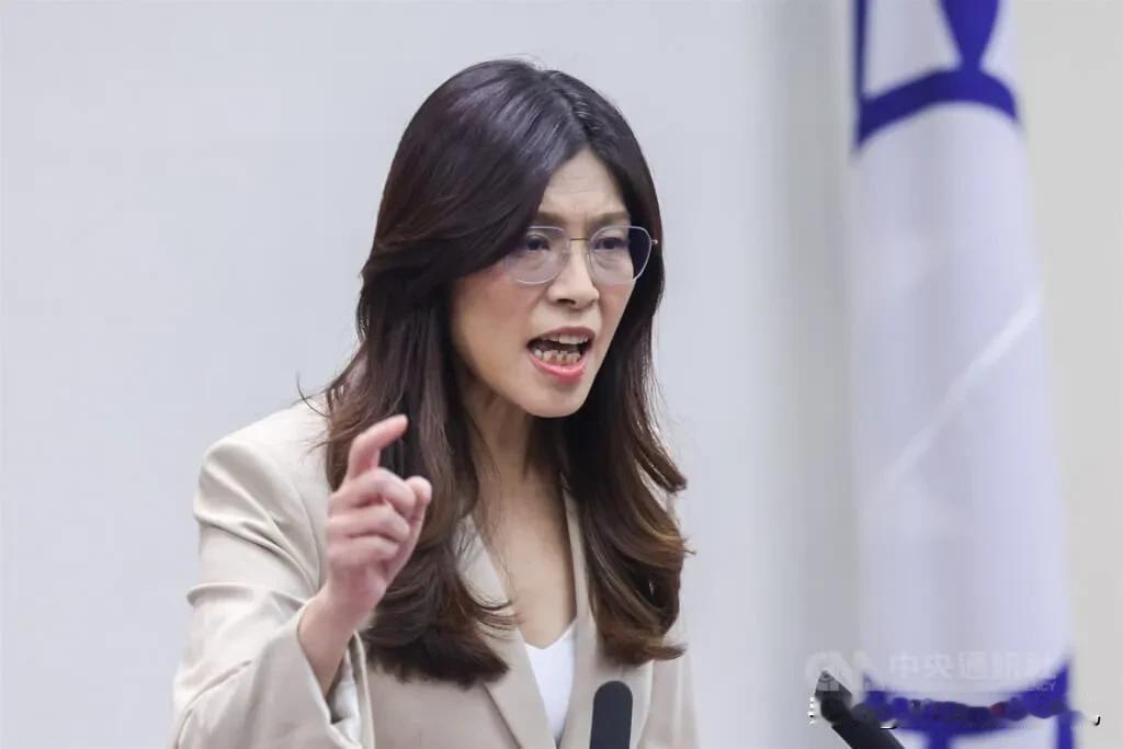 国民党眼下九合一选情处处承压，郑丽文的党主席位置反倒越站越稳。台媒早有评价，她手