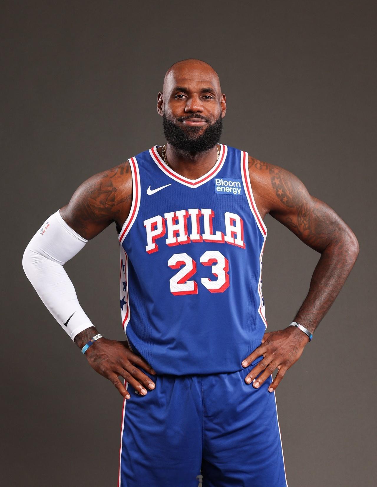 韦德：詹姆斯没有弱点近日，NBA名宿韦德在阿里纳斯的节目中谈到了好友詹姆斯。韦德