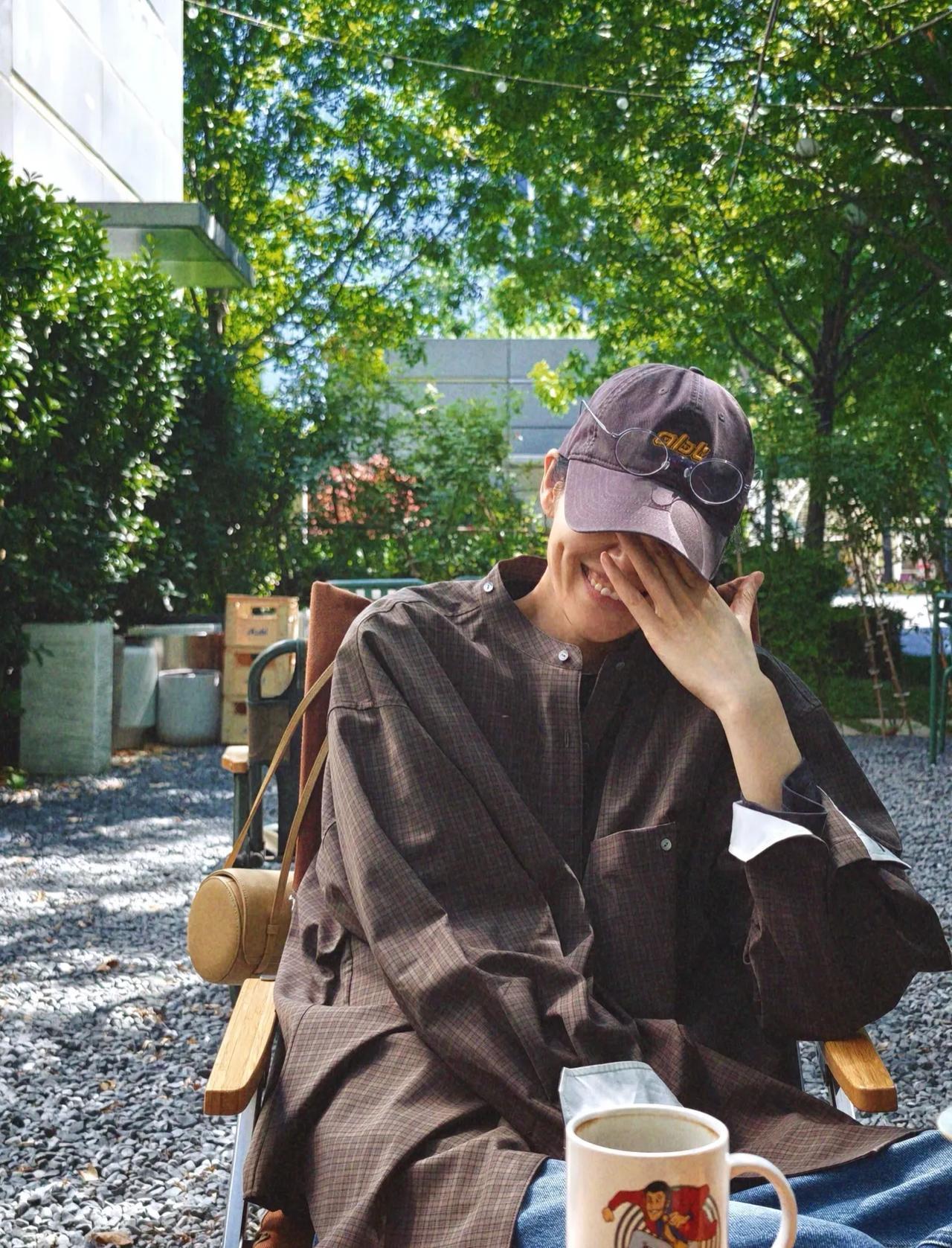 太爱刘雯这组松弛感私服了✨Oversize棕格衬衫慵懒随性，搭配基础牛仔裤清爽
