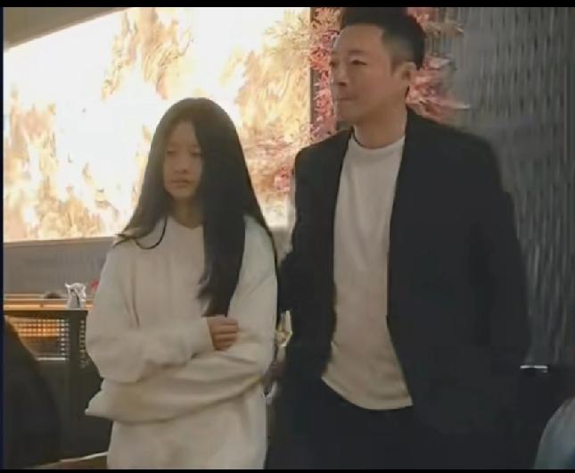 汪小菲带老婆孩子去广州游玩，女儿汪希玥的长相意外被曝光。张兰直播说马筱梅还有一