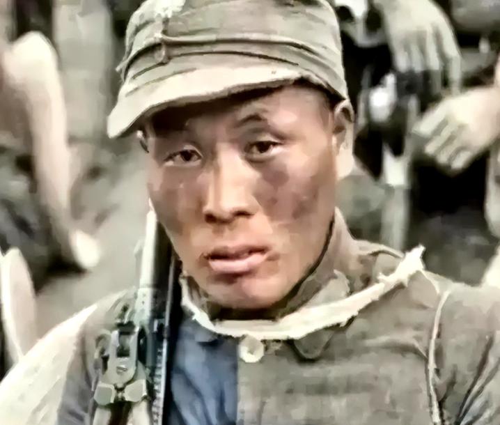 1945年5月，机枪手曾岳峰因伤掉队，没想到，他遇到100名日军正在吃饭！他立马