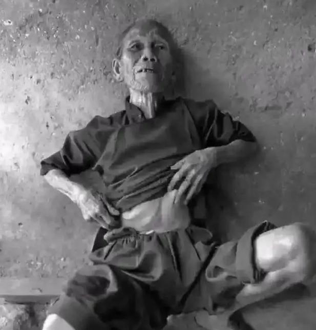 1937年，一年轻女子“女扮男装”要逃出南京。突然，鬼子兵对她全身检查，得知她是