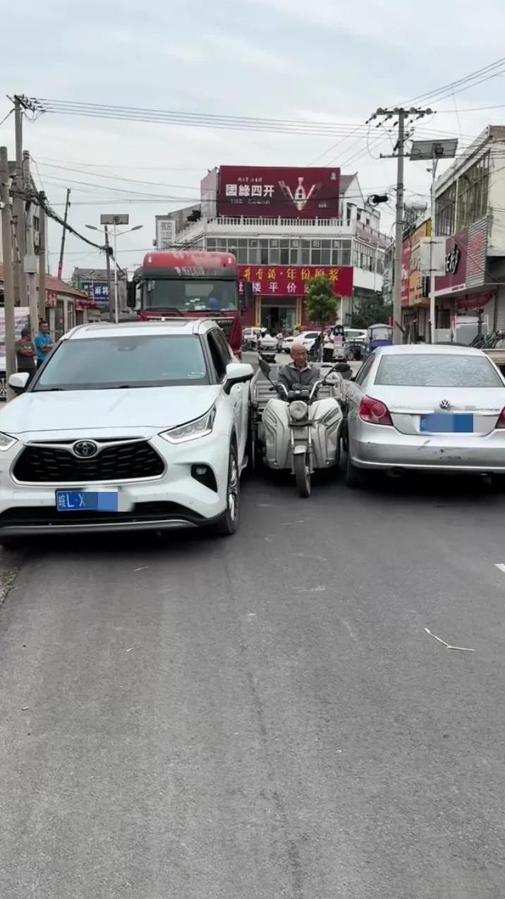 一大清早，安徽萧县杜楼镇发生一起交通事故，大爷开着电动三轮车超车，没想到被两辆小