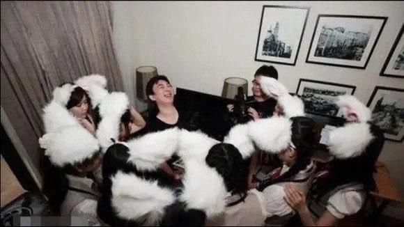 还记得当年万达王健林成为全国首富，万达地产所向披靡。王思聪携带着伦敦政经大