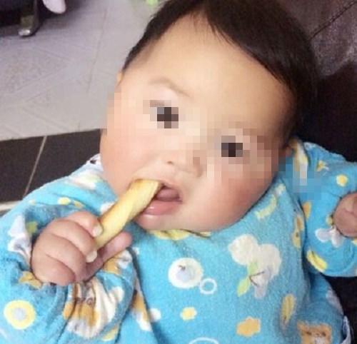宝宝睡觉咬牙, 奶奶给买宠物磨牙棒, 送医后医生: 你把孩子当啥了