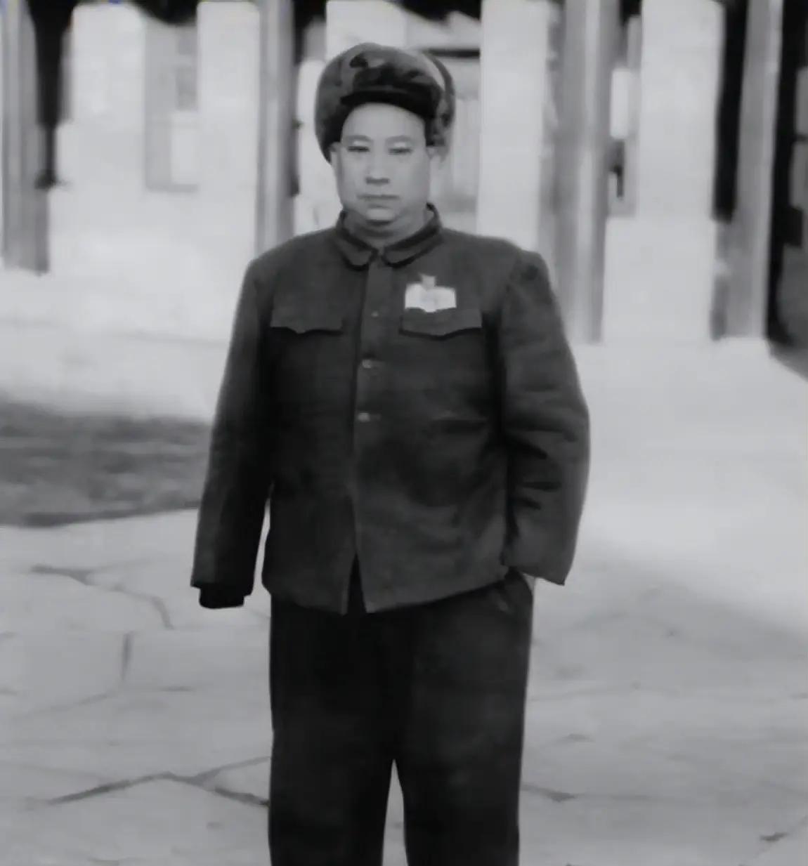 1937年雁门关伏击战中，贺炳炎目睹了一名八路军新兵被个不足五尺的日本兵一刺刀捅