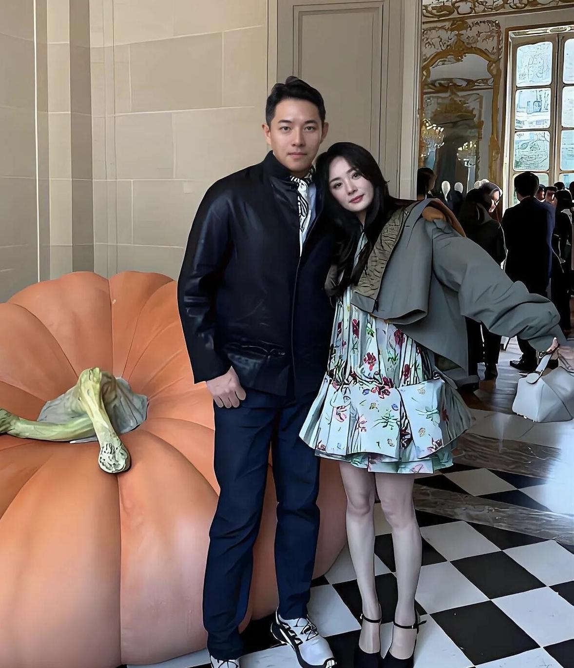 搂着杨幂的这一个帅哥到底是谁？第一眼看上去是那种温润如玉的帅，身材高挑，把杨幂衬