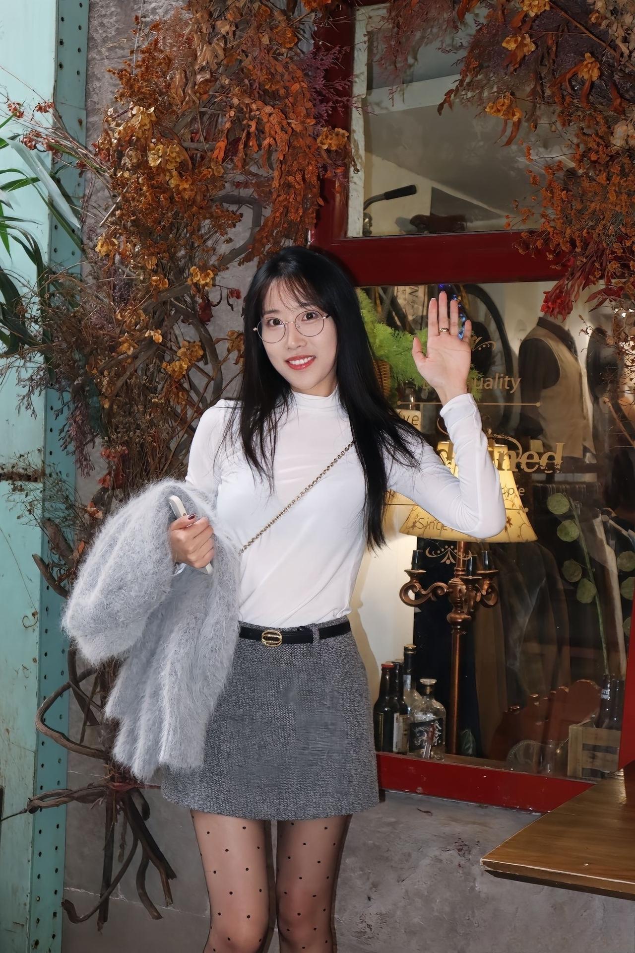 这套穿搭是温柔甜美的毛绒开衫轻熟风，把松弛氛围感和精致细节融合得很舒服。浅灰毛绒