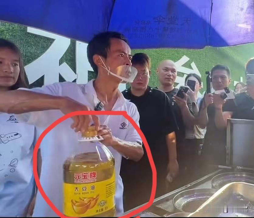 我问老婆：“为什么同样元宝大豆油，某贝被骂惨，鸡排哥却受好评呢？”她说：“因