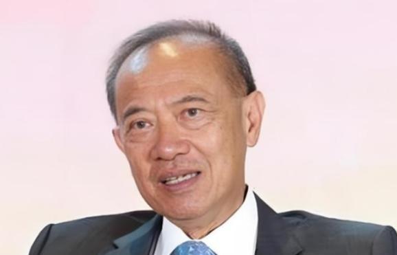 新加坡前外长杨荣文说：“不要看美国动不动就威胁中国、制裁中国，其实美国从根本上不