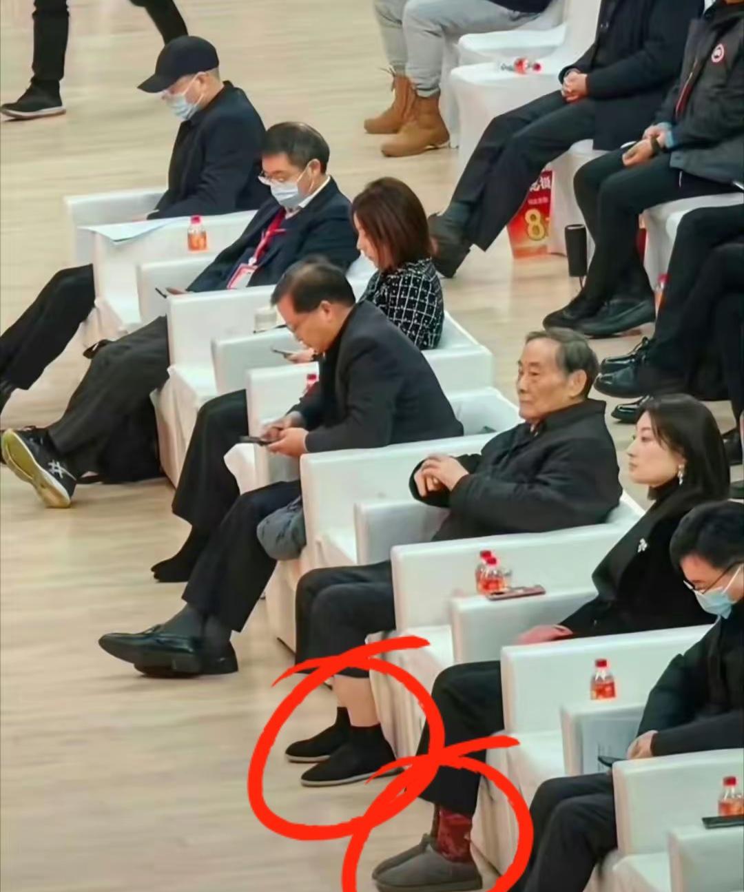 这张照片上宗庆后父女故意拉高裤腿突出布鞋拖鞋，现在怎么看都透着一股刻意。原本宗庆