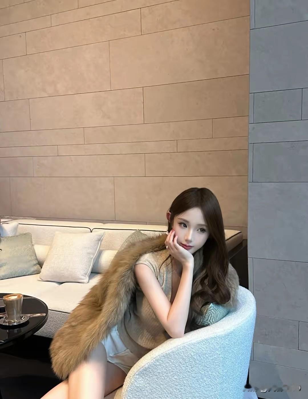 女人的作为来自自身，魅力始终无处不在。