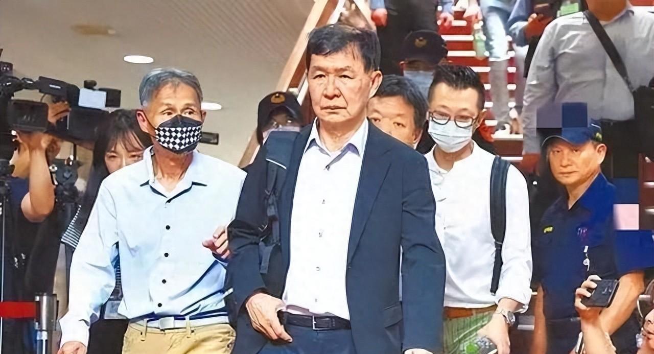 柯文哲今天当庭痛哭:看守所太苦了！法庭的灯光下前市长的眼泪没能忍住，一次又一次
