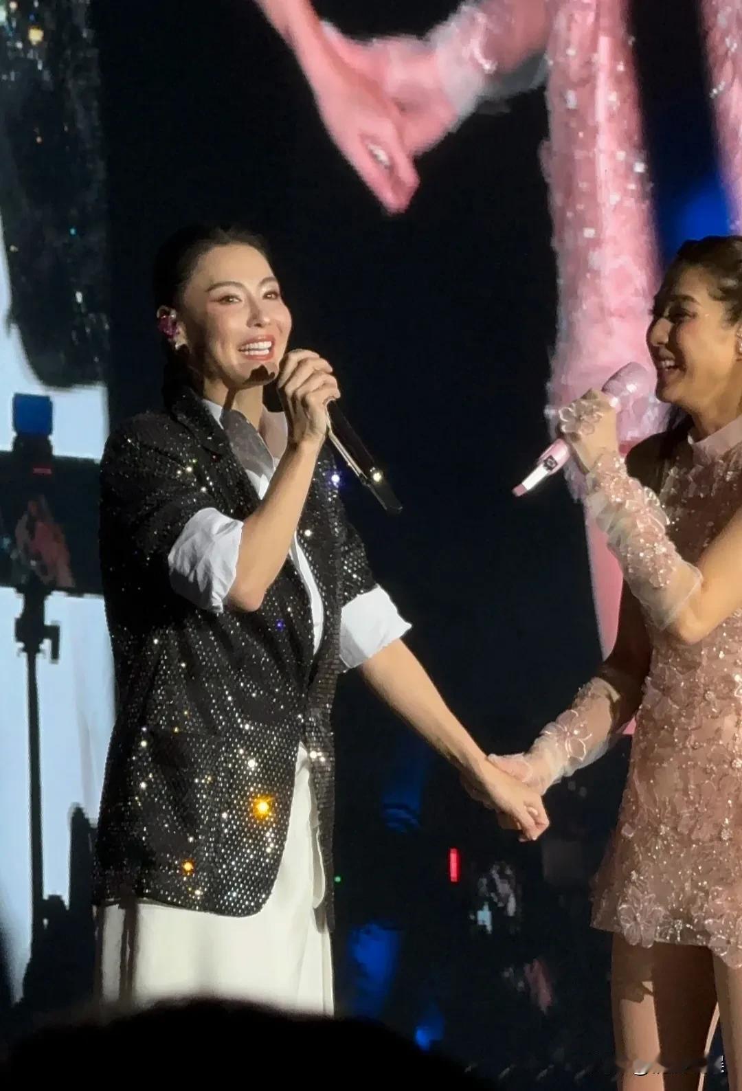 张柏芝现身钟嘉欣佛山演唱会，两个美女难得同框，生图下，张柏芝的脸好真实。她穿着