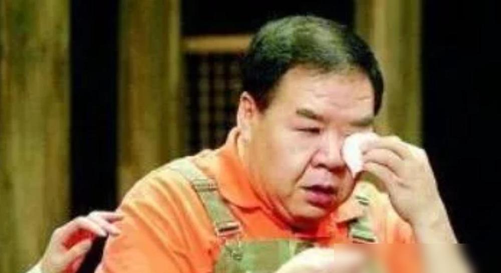 你捧红他，他送你入绝境。不是故事，是1993年发生在郑则仕身上的真事。在那场