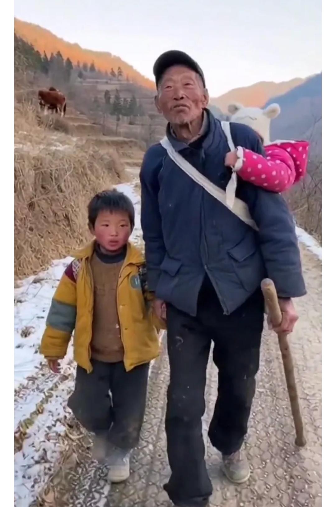 这个70岁的大爷太不容易了!儿子两年前因病去世了儿媳妇实在是受不了穷，也走了