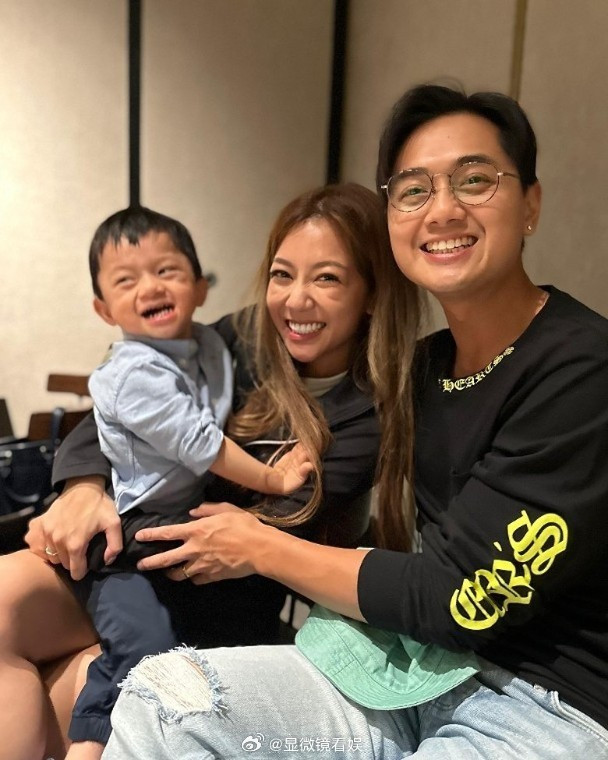 郑俊弘何雁诗儿子上特殊学校何雁诗3岁患病儿子上特殊学校香港女歌手、演员何雁诗与