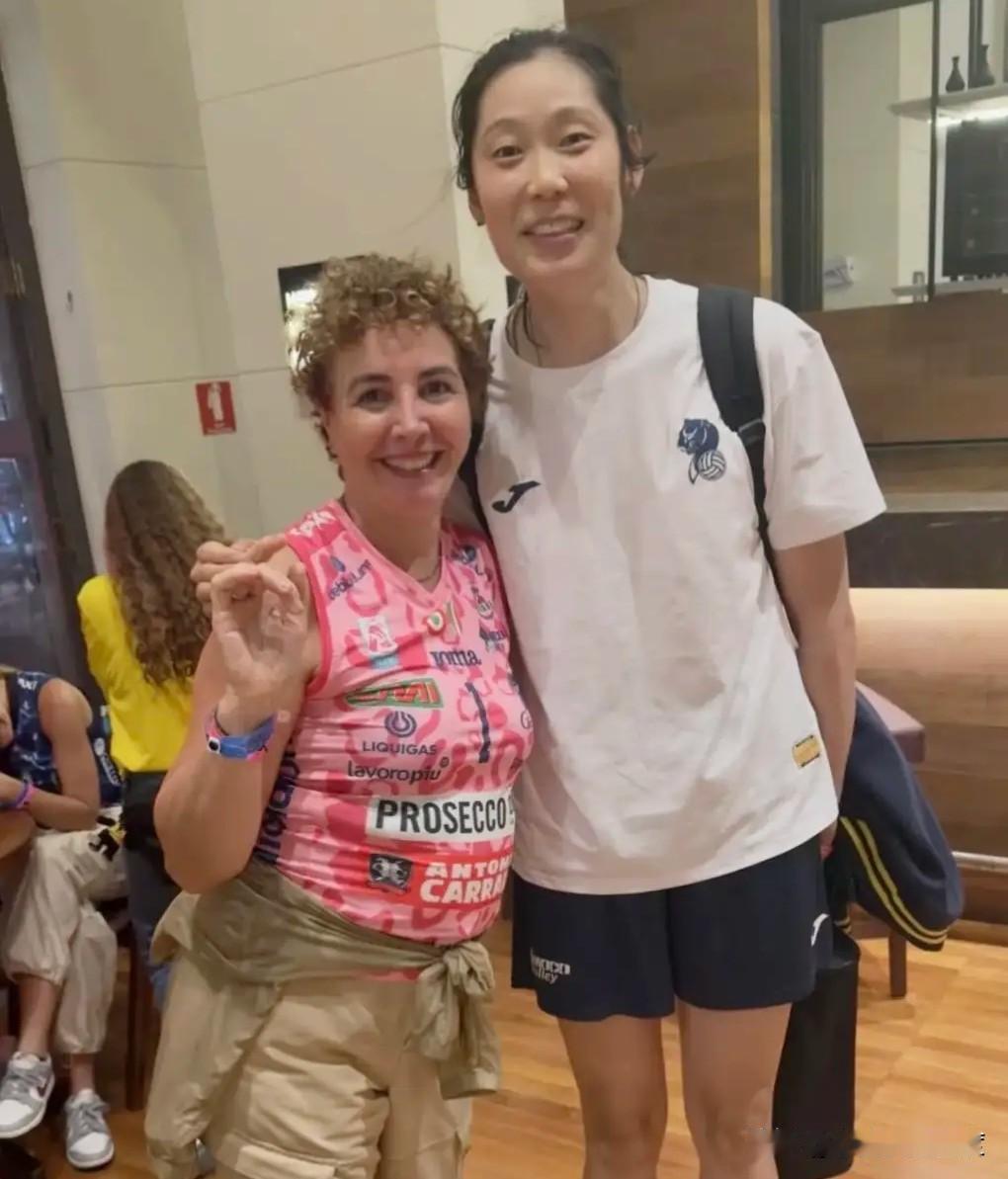 猜猜看，这位和朱婷开心合影的人是谁？原来，她是巴西女排球星加比的妈妈！在世俱