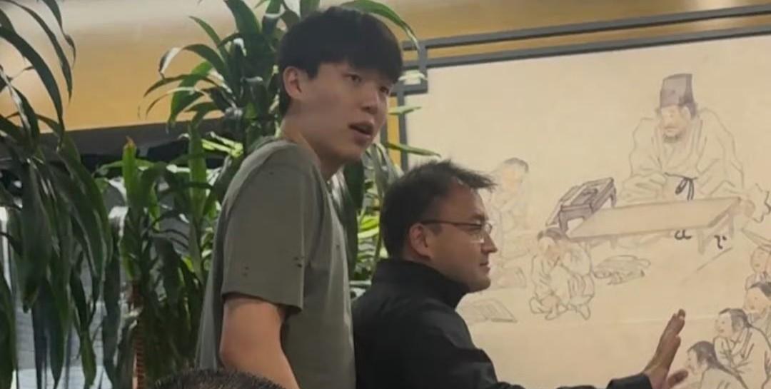 杨瀚森跟开拓者的队友不合群,他场上场下都不喜欢跟他们接触。杨瀚森昨天打完比赛之