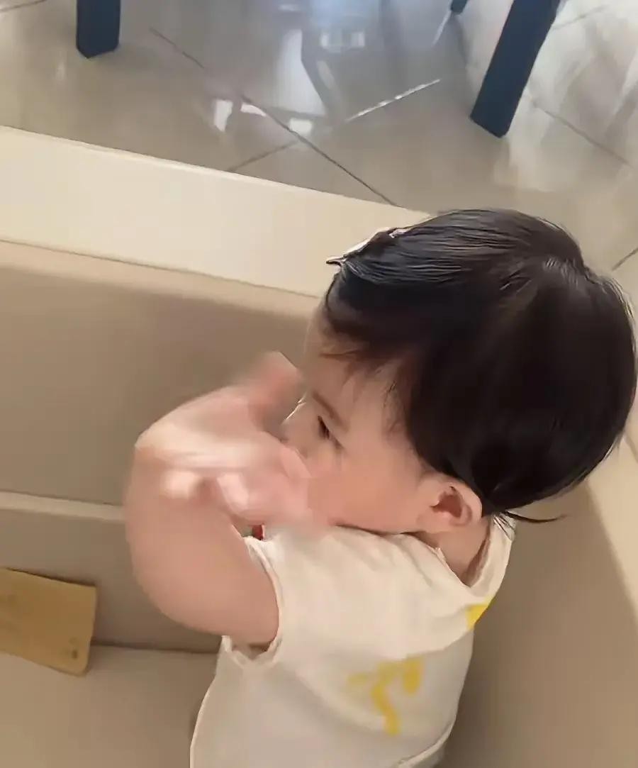 郭富城婚礼上那套定制西装花了20多万港币，方媛的婚鞋大约4000多港币。港媒当时用的标题是“最抠门的