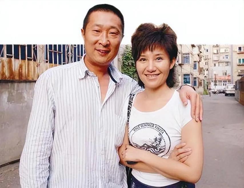 他长了一张“连保安都嫌丑”的脸，却娶了军艺校花，让白富美甘愿住30平米小屋、放弃