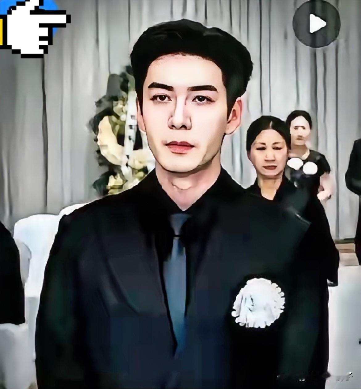 葬礼上许何没掉眼泪，结果被骂上了天，说他“冷血”、说他“不孝”。我真想问问这