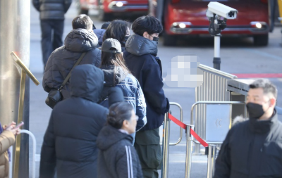 周传雄春晚联排太戳青春！背影清爽如男大，走近竟是情歌王者周传雄，冻龄魔法太绝，岁