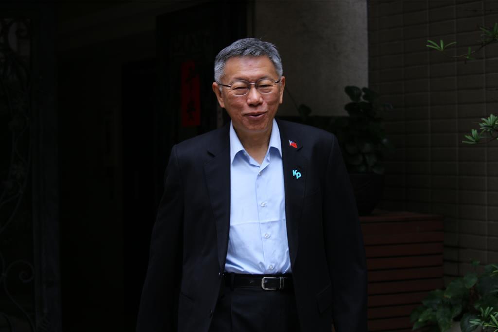 26日上午，台北地方法院一审即将落下“判决之锤”，而民众党前主席柯文哲却在这关键