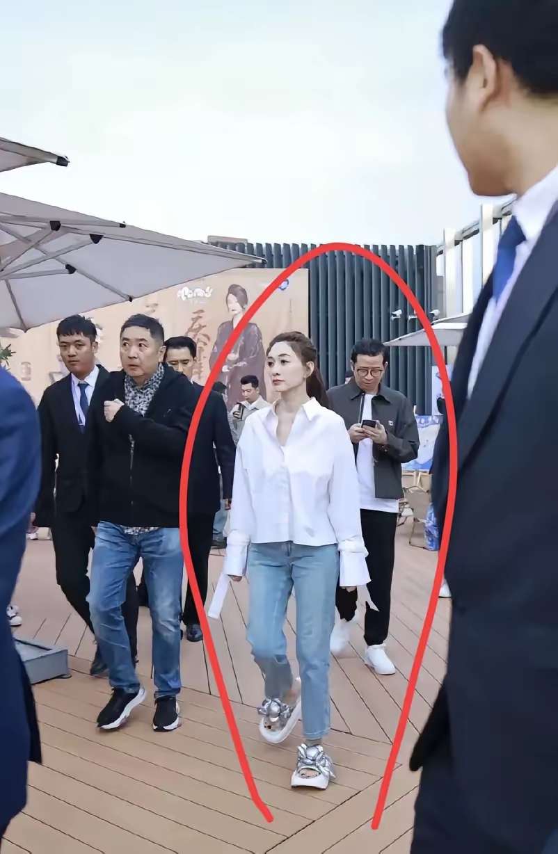 这是49岁李小冉不是29岁李小冉一眼沦陷，皮肤好到了极致这哪里是49岁的状