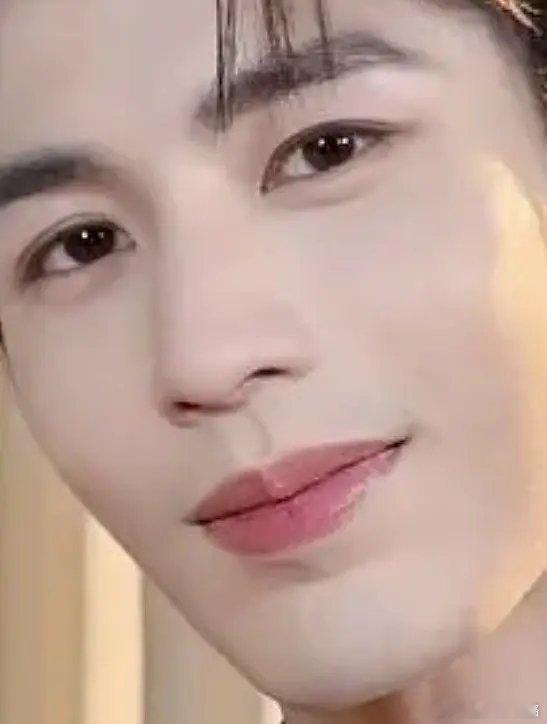 张凌赫是不是以后都要保持这个表情了这样就会没有皱纹了