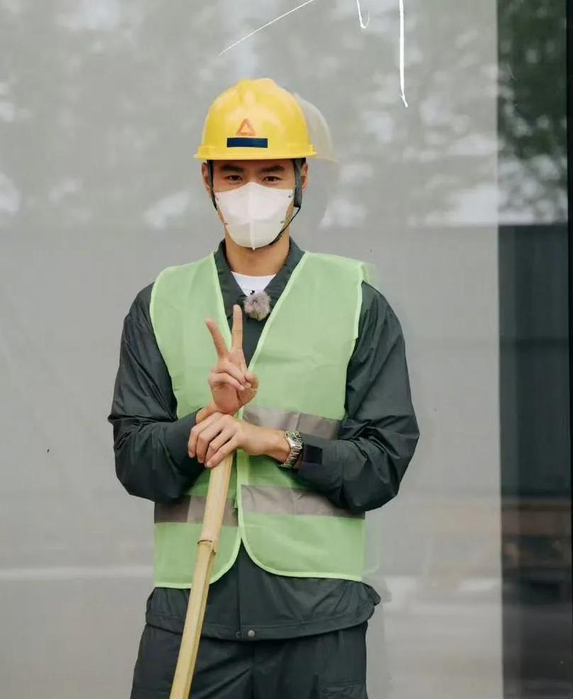 阮经天在综艺节目上穿着工人服装出场，准备给尼格买提，撒贝宁他们一个惊喜，测试一下